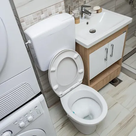 Lazar Apartment Pale