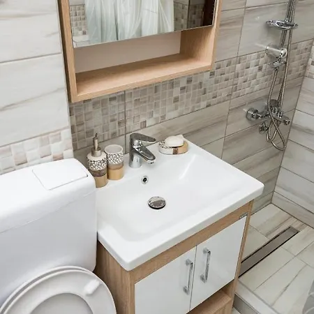 Lazar Apartment Pale